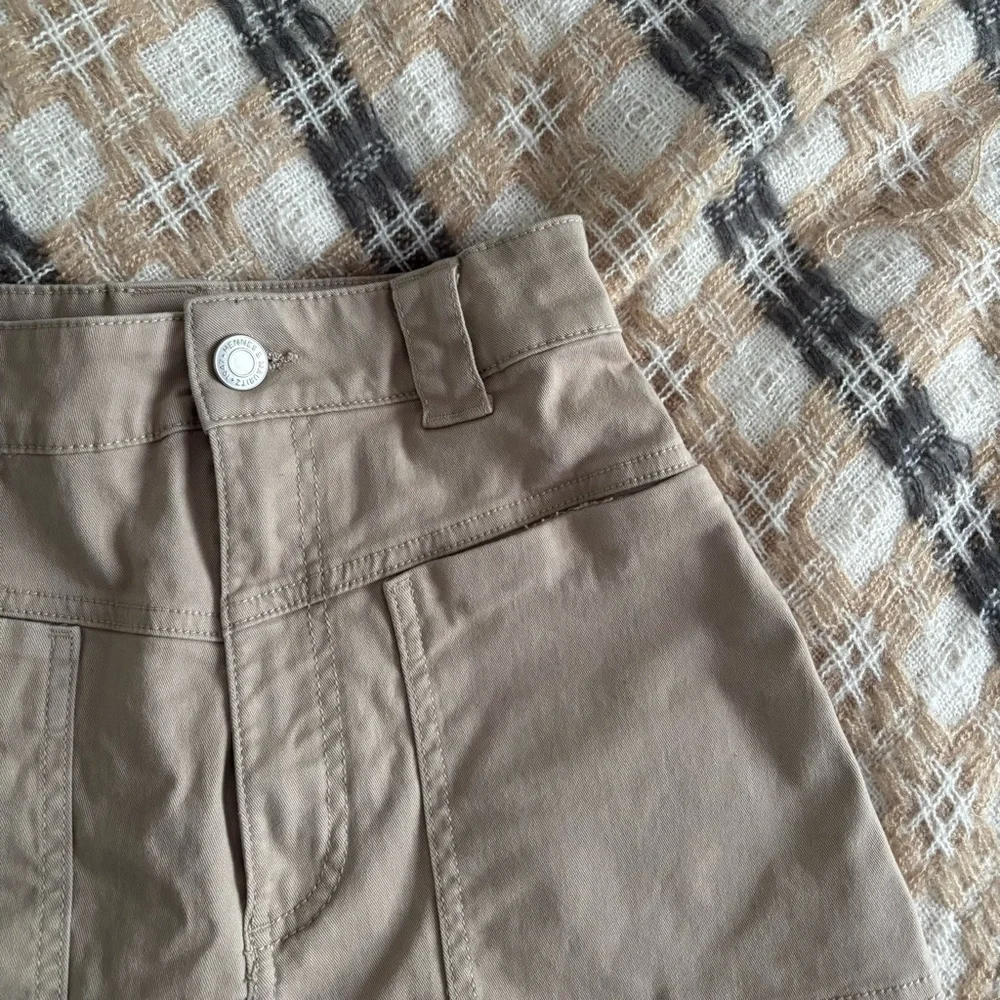 H&M High-Waisted Cargo Shorts - Picture 5 of 8